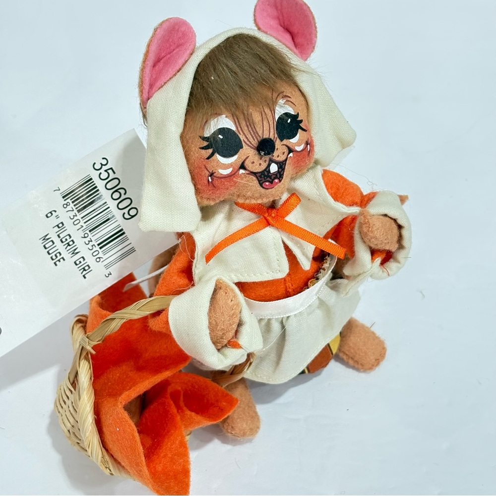 Annalee 2009 Collectable 6 inch Pilgrim Girl Mouse in Orange with Loaf Basket
